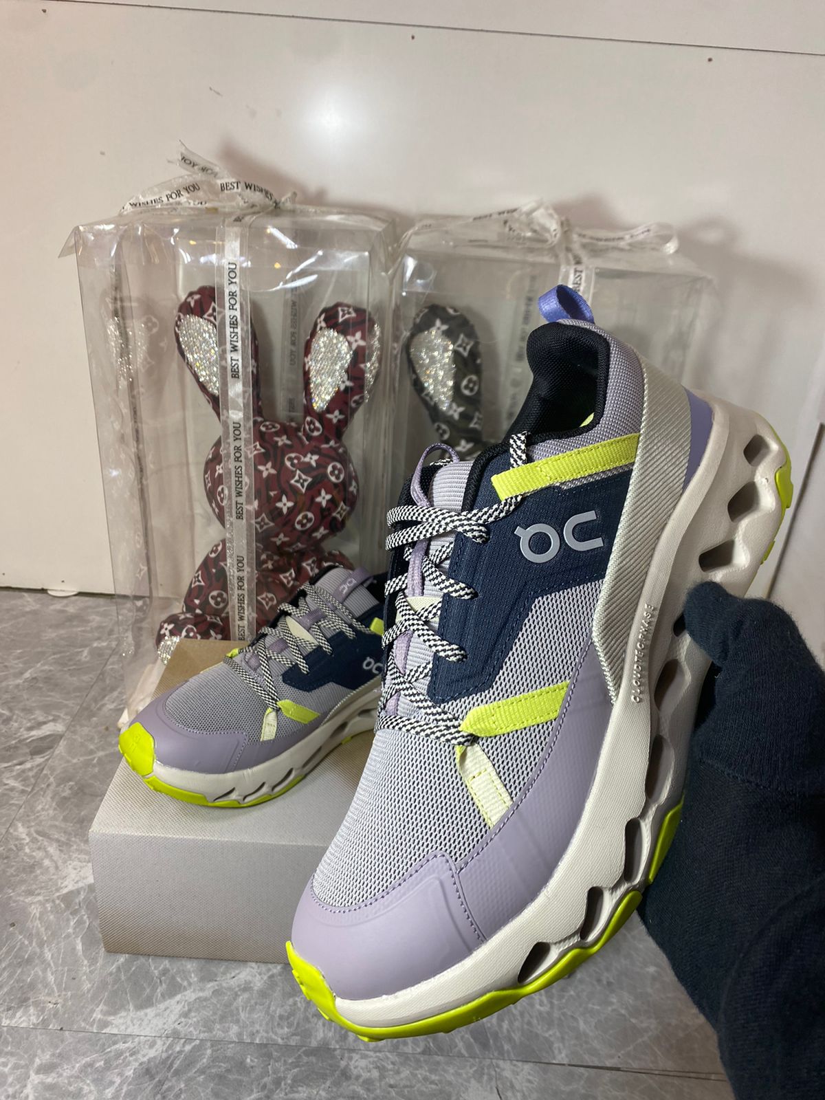 ON Cloudhorizon waterproof in grey and green